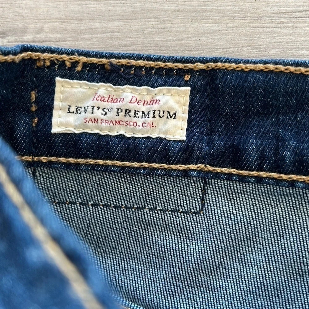 Levi’s premium Italian denim MOM jeans size 25